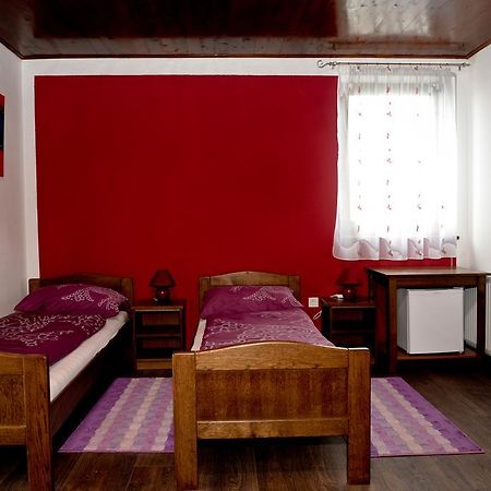 Guesthouse Pink Panther Udbina Екстер'єр фото