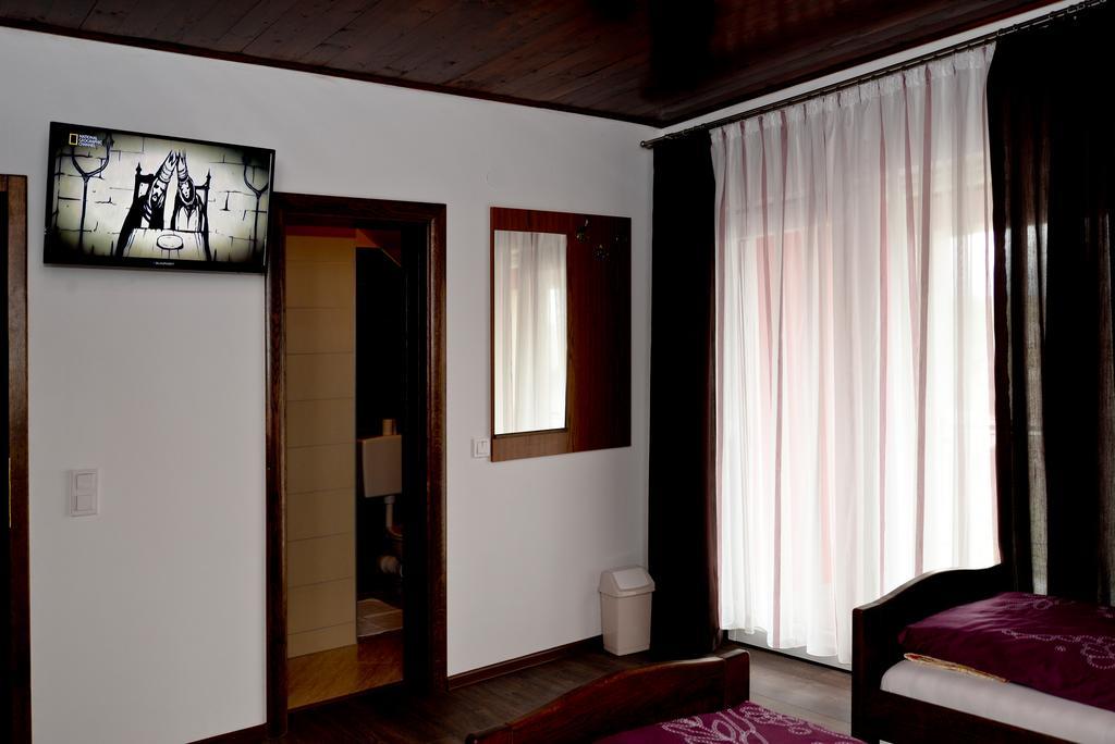 Guesthouse Pink Panther Udbina Екстер'єр фото