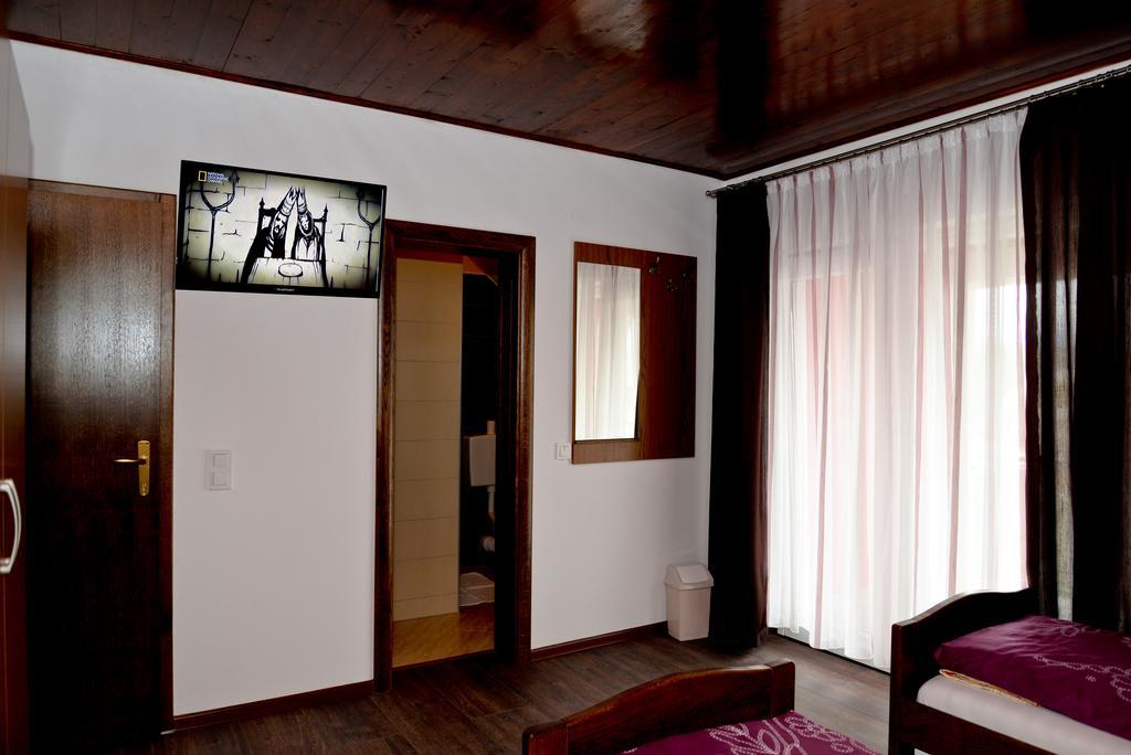 Guesthouse Pink Panther Udbina Екстер'єр фото